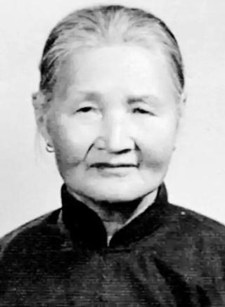 1940年，21岁八路政委遭到叛军追捕，18岁姑娘假扮妻子舍命相救，43年后，将