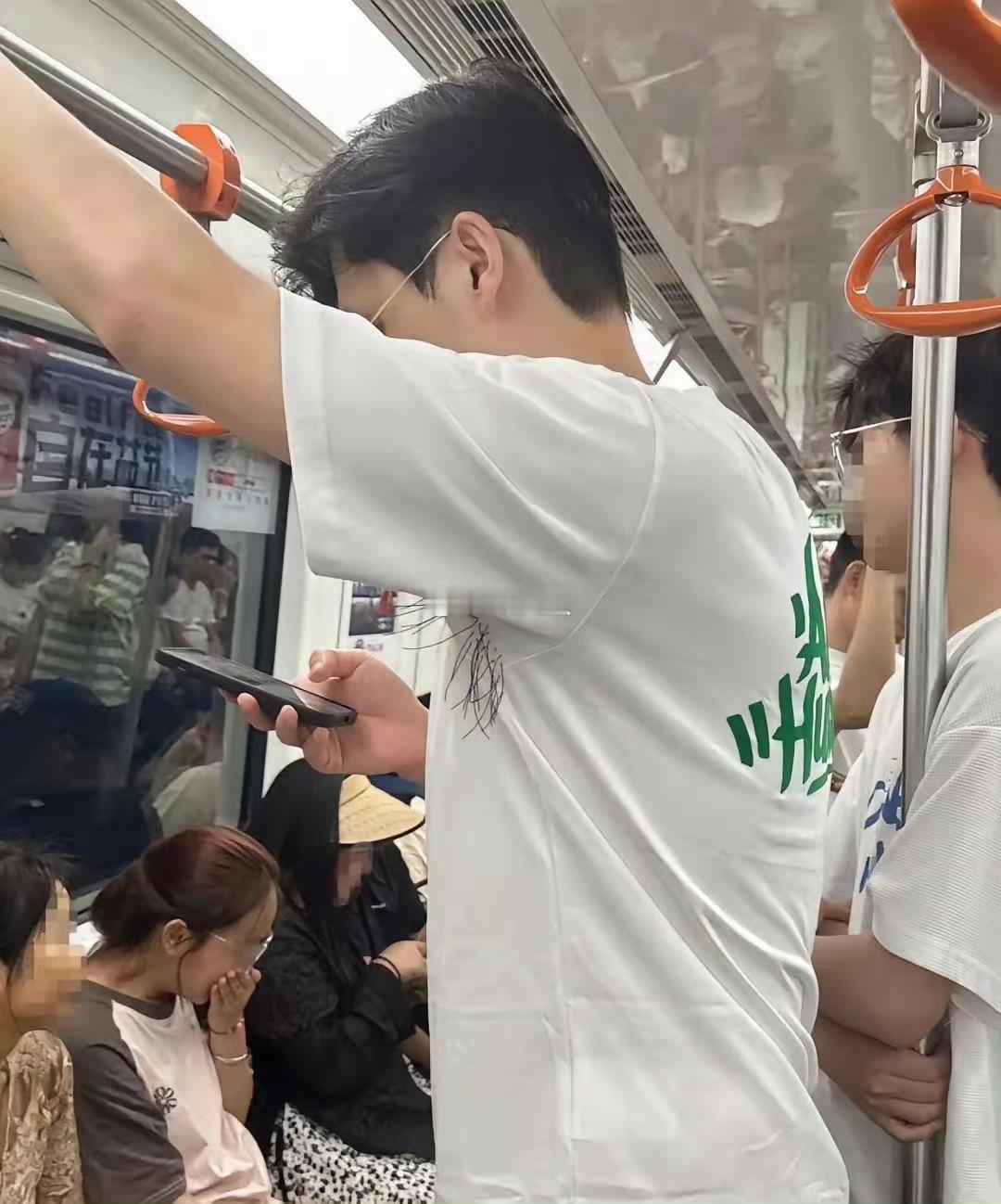 广州某地铁小哥，这衣服在哪买的呀？线头那么多 
