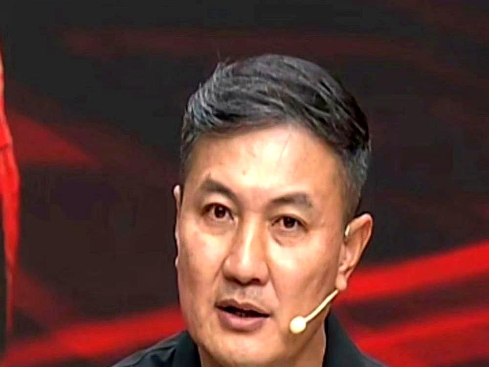 央视画面里，徐彬一个下意识缩身让球，弹幕瞬间刷满“？”
 
徐阳话筒却还在吼“跑