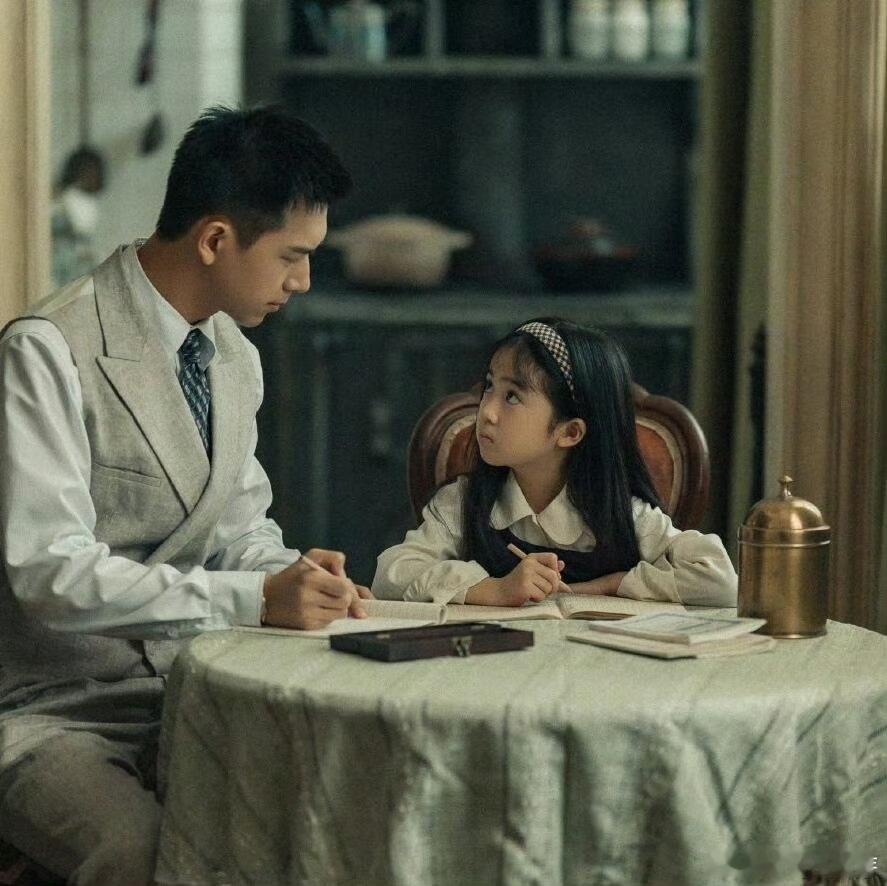 李现你辅导作业有瘾是吗李现这辅导作业的瘾，简直绝了！和小演员在一起，瞬间化身严谨