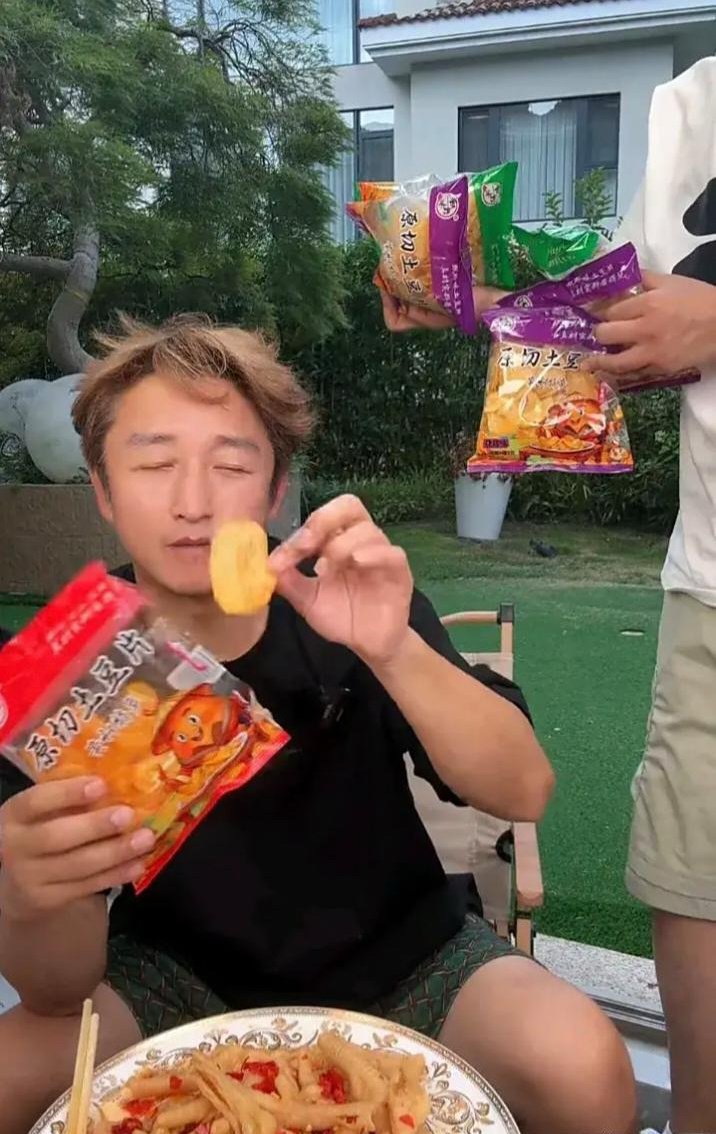 拳王邹市明啊，最后还是被生活磨平了棱角。你瞧，他都跑到直播间去卖鸡爪和薯片了。这