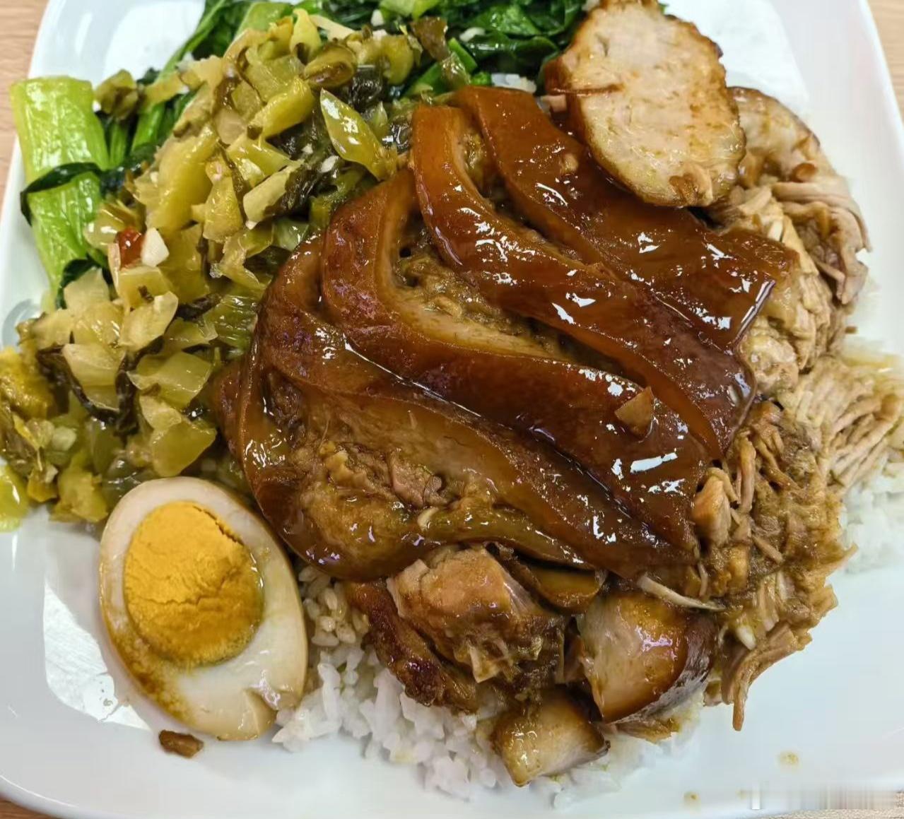 我家境贫寒，人生多坎坷，从小最大的愿望就是有很多肉吃。所以现在我每天能吃顿猪脚饭