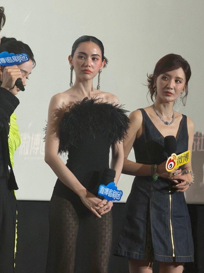 C位给主演张萌站一边 张萌这种不抢戏的制片人真的太罕见了！她把C位让给主演，自己