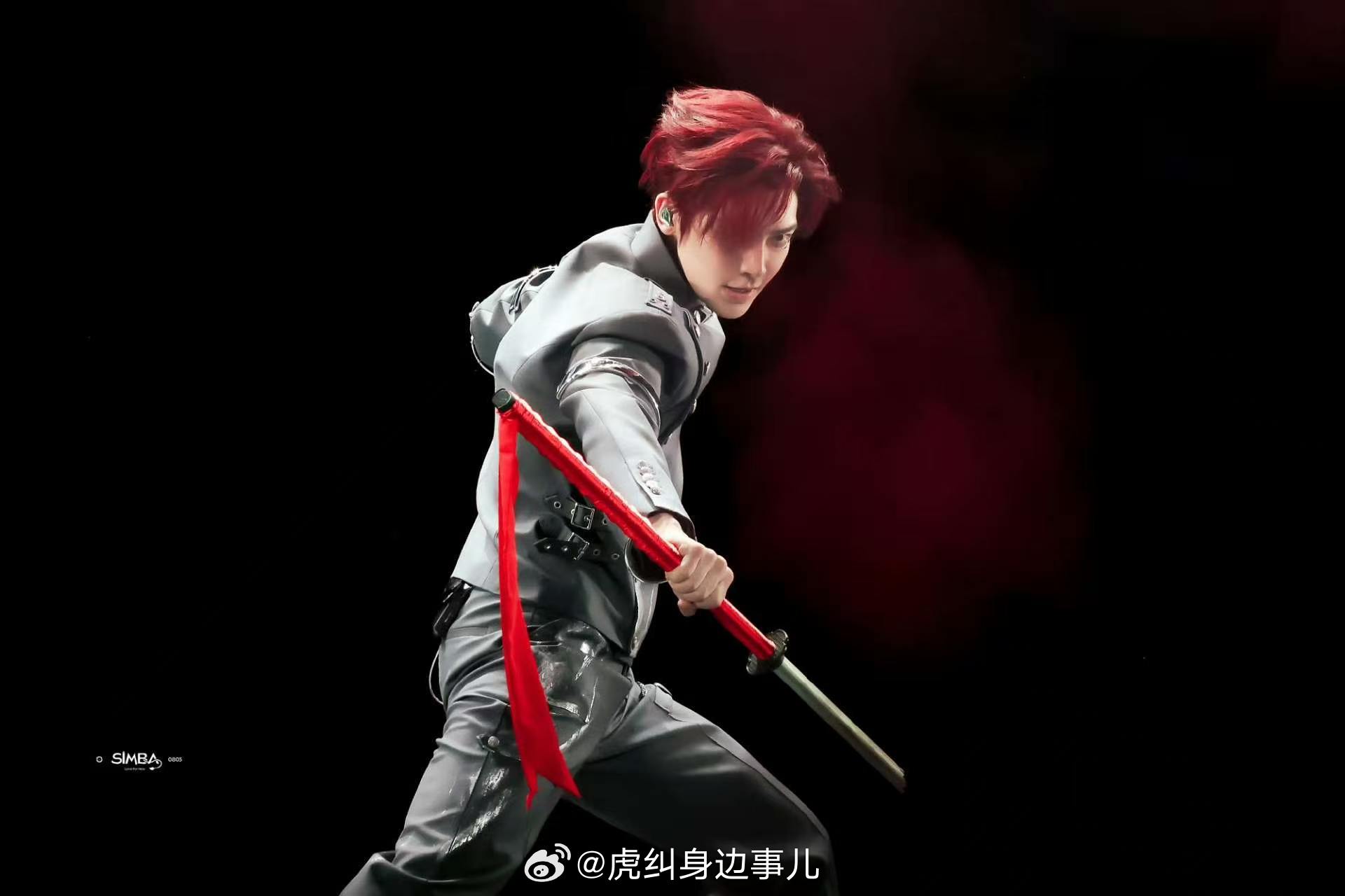 侯明昊又把刀舞断了武打舞台惊喜与意外并存，侯明昊强劲发力直接舞断道具刀，又酷又诙