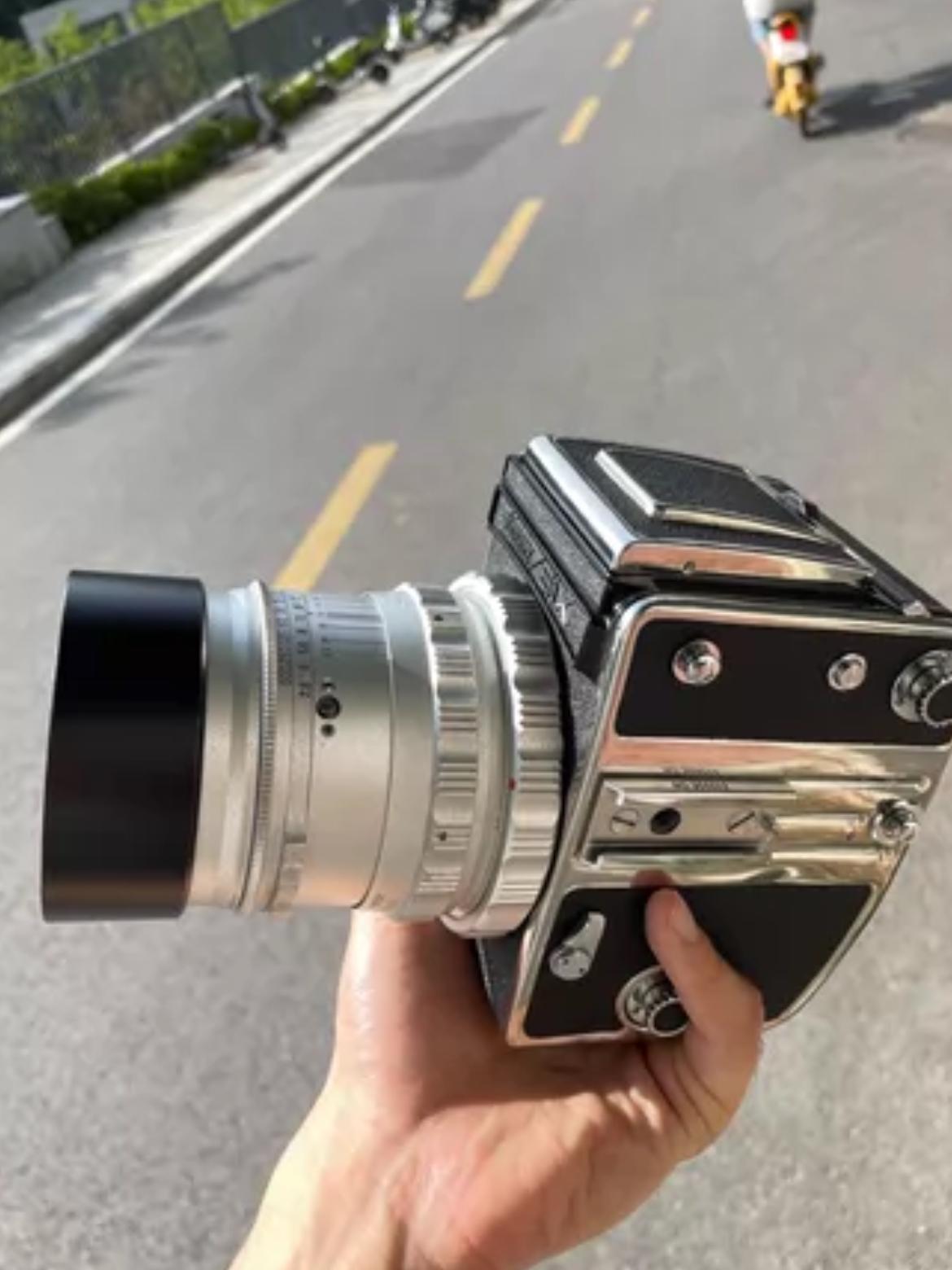 今天在广州鬼市淘了一台全铝合金的相机，感觉好重，花了200元