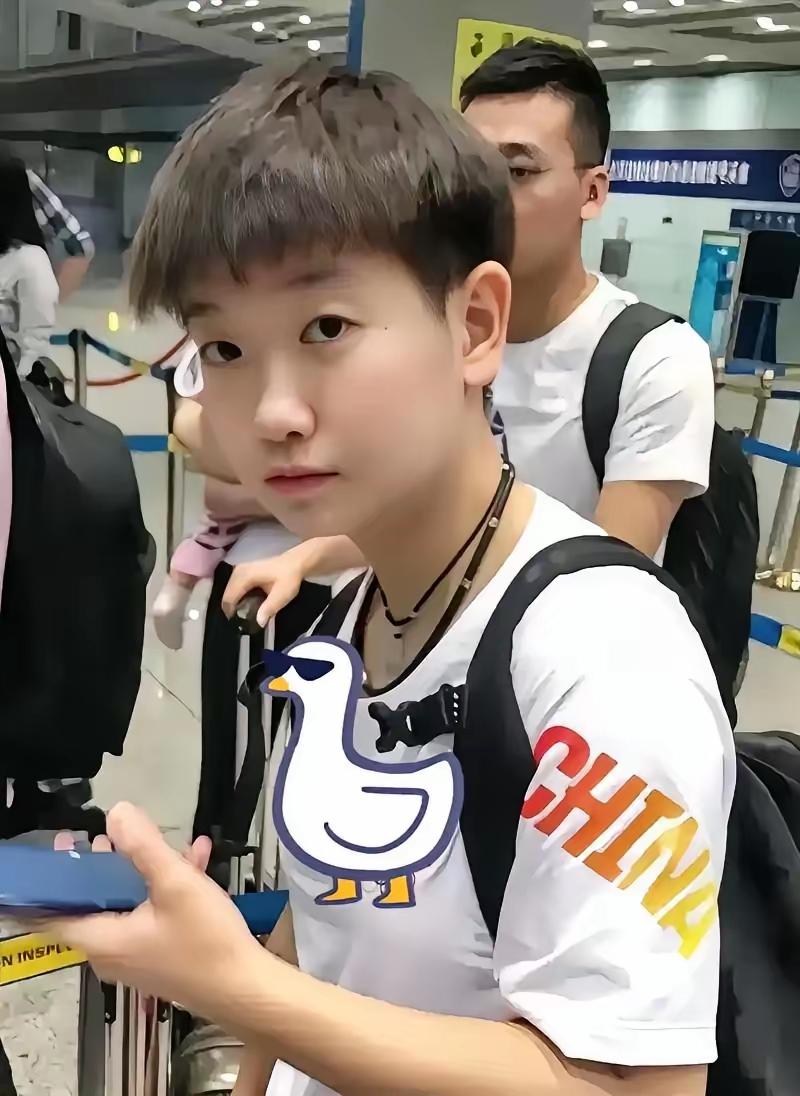 孙颖莎这个人，深扒一下，我是真佩服。
从5岁拿起球拍，到稳坐世界第一的宝座，她没