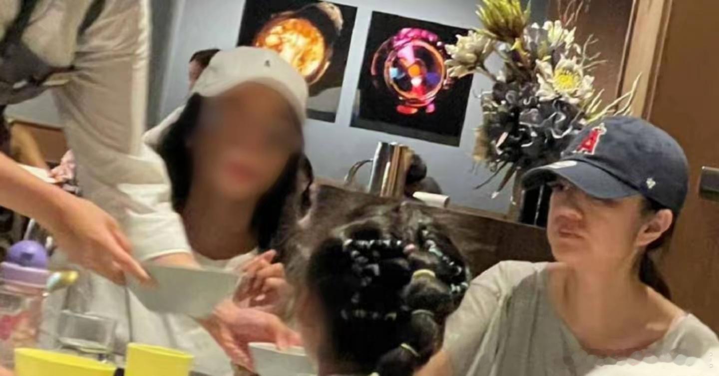安以轩素颜聚餐安以轩素颜带孩子聚餐 安以轩素颜带孩子聚餐，网友透露称安以轩警觉性