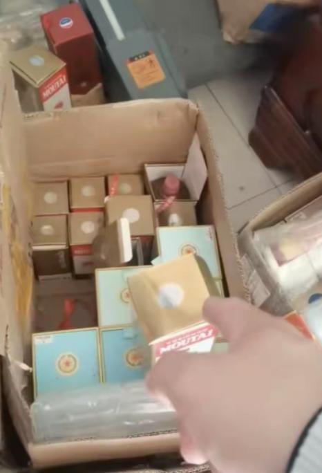 辽宁沈阳，一对夫妻经营酒行，35岁丈夫看店时，三名外地民警突然上门，号称查假五粮