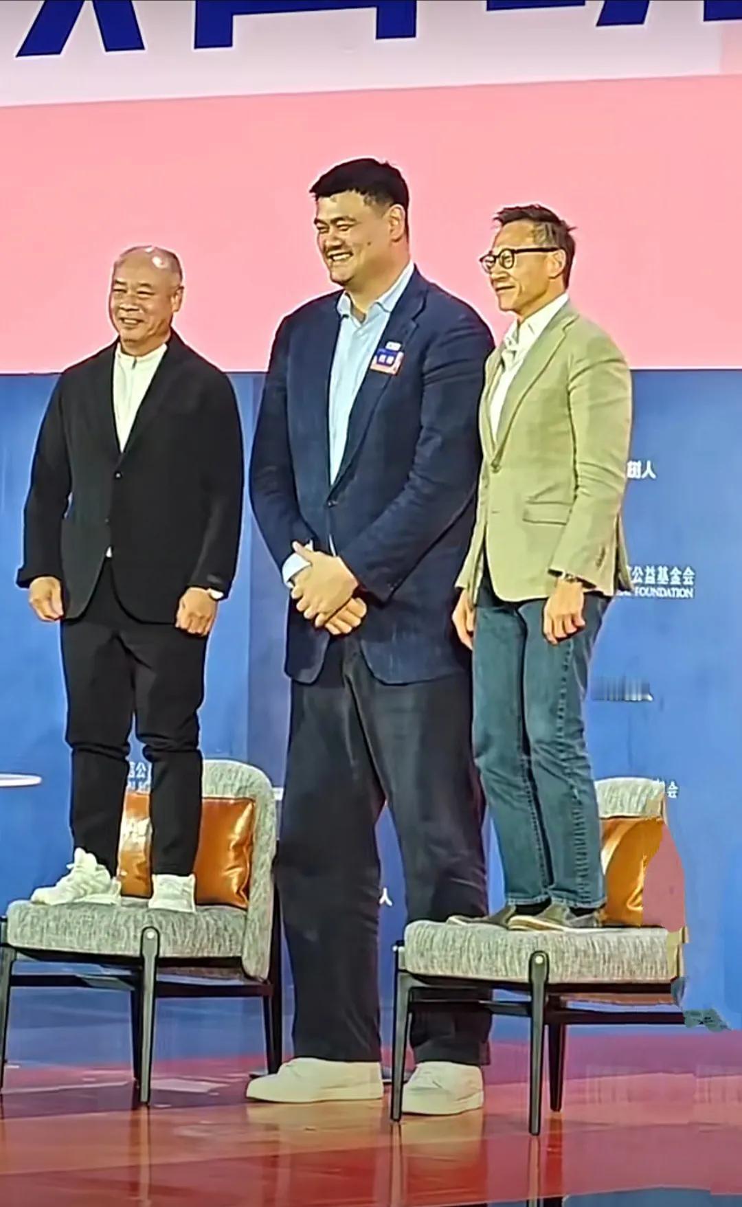 姚明这块头，真的是不比不知道，一比吓一跳，这块头真的是巨人一般存在，和他在一起合