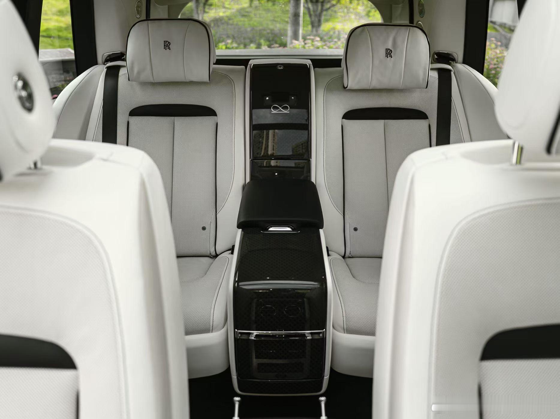 劳斯莱斯库里南BlackBadge、4座，高定版配色，22年上牌，5700公里 