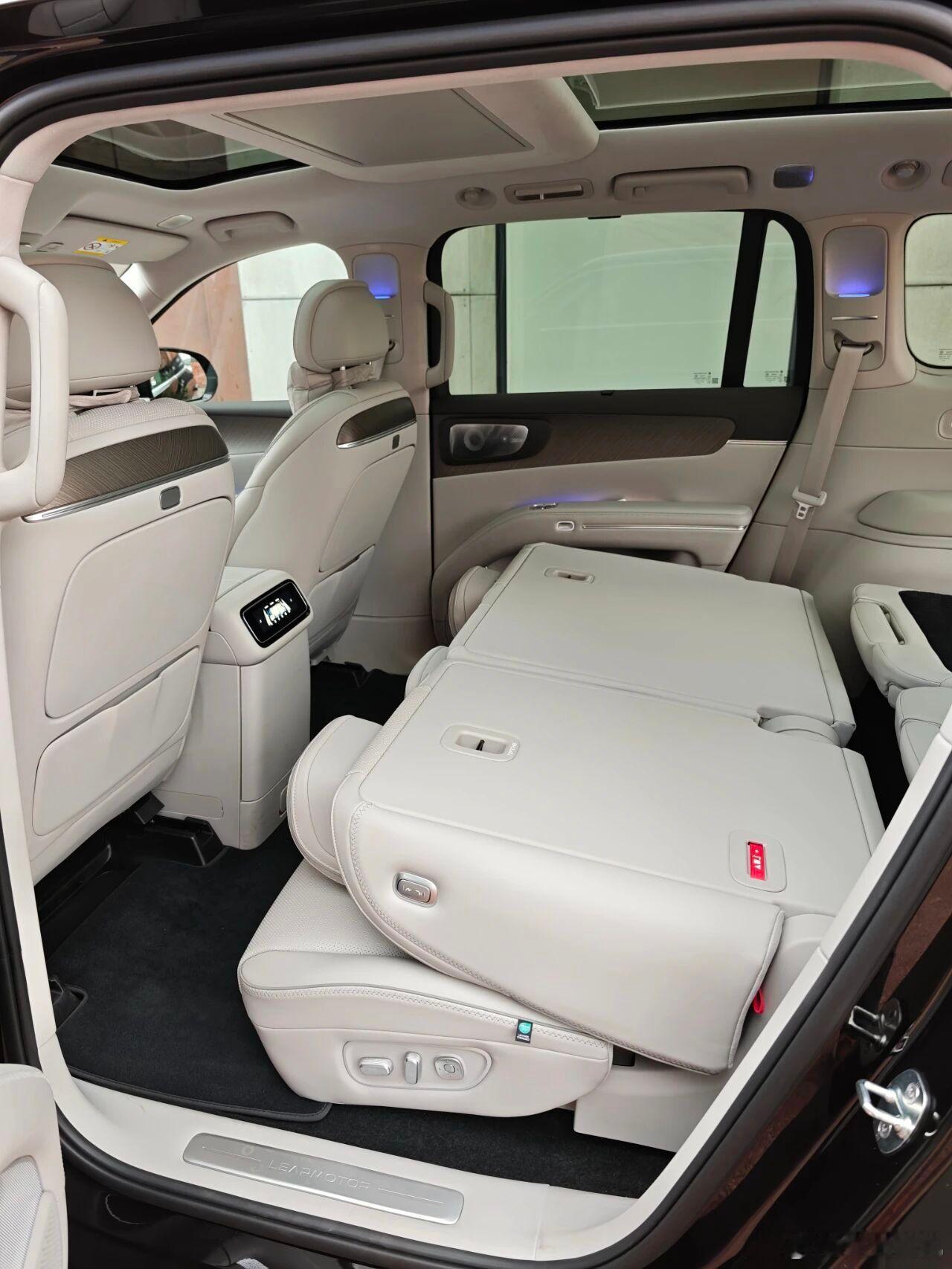 SUV 买6座还是买7座？照我说，买大五座。如果自己不是司机，每天都需要拉四个人