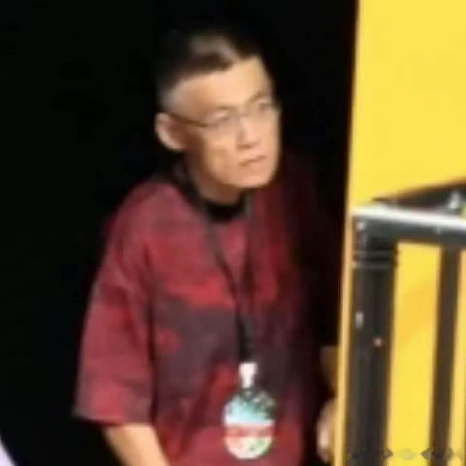 李飞去看TF运动会了李飞偷看TF运动会现场 哈哈哈哈哈我不行了 