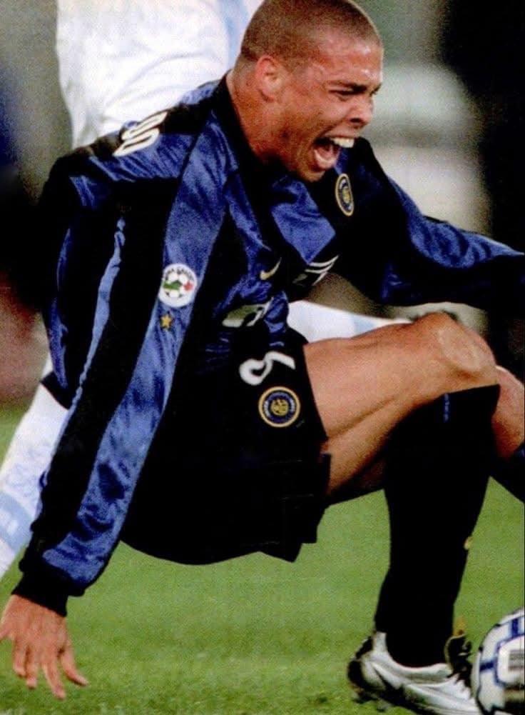 那一刻，外星人终于变回了人

1999 年的那个瞬间，世界足球仿佛被按下了暂停键