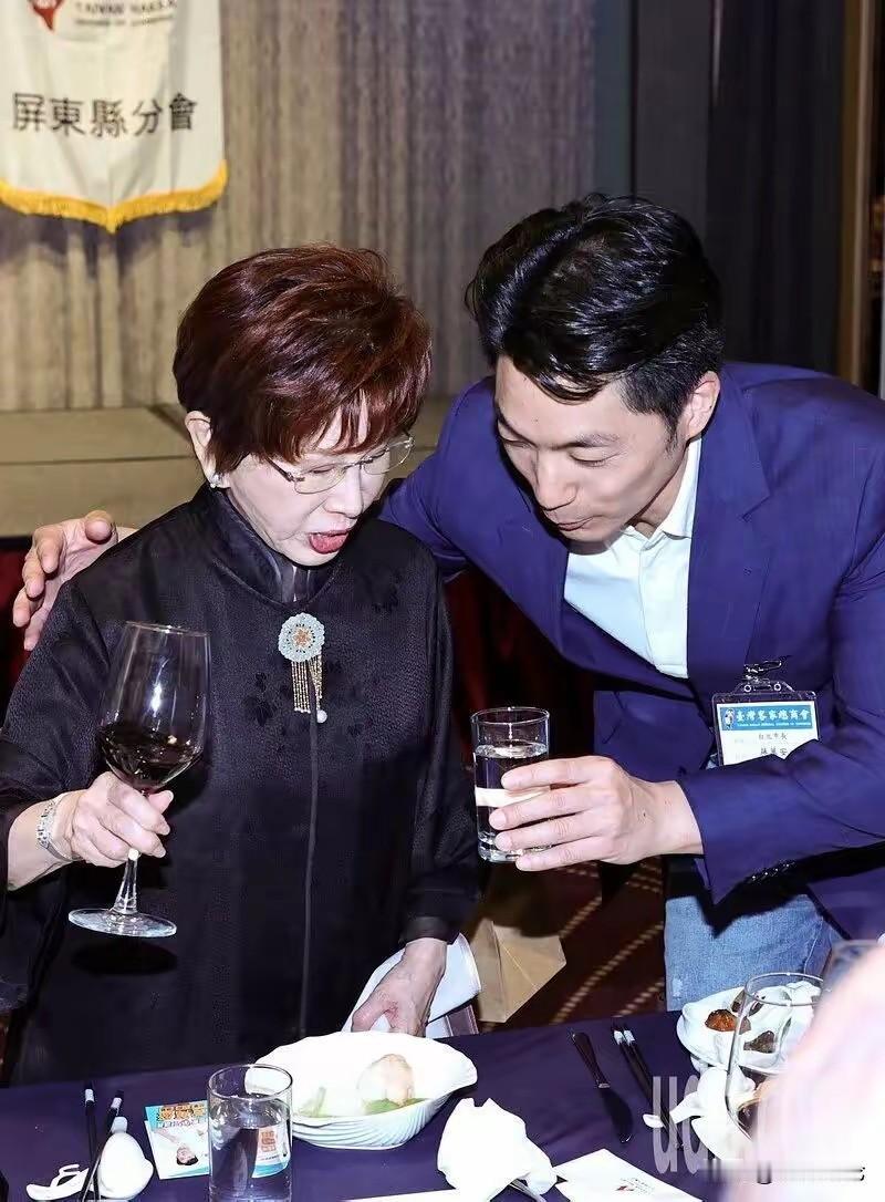 蒋万安再获洪秀柱支招。作为蒋万安上届竞选顾问团总团长的洪秀柱日前在出席客家总商会