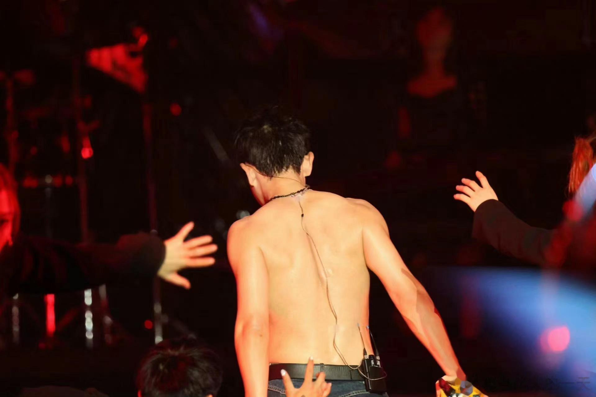 #杨和苏喊话张杰全国裸巡# 张杰演唱会脱衣服这不就来了吗！！！我就说杨和苏你看到