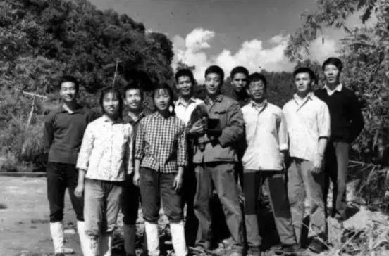 1974年，一21岁女知青夜间独自去厕所时神秘失踪。连队把整座山翻了个遍，却仍然