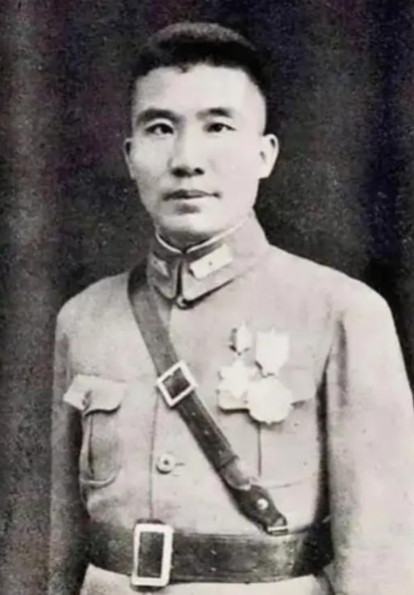 高安城破，浓烈的毒气还在街巷间弥漫，尸体横陈，惨不忍睹。王耀武立在残垣断壁之间，