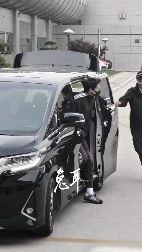 哈哈哈哈哈哈插兜放手机不容易 