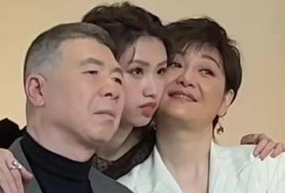 2026年3月7日，冯小刚与徐帆的19岁养女徐朵在社交平台发布了一张全家福。她配