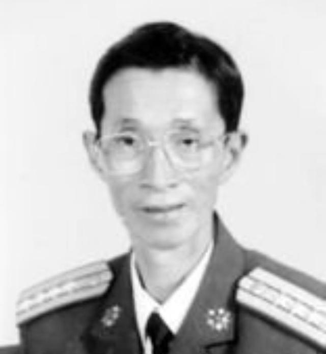 1959年10月，文化干事张重天去往颐和园游览，走着走着碰到了1位散步的老者。张