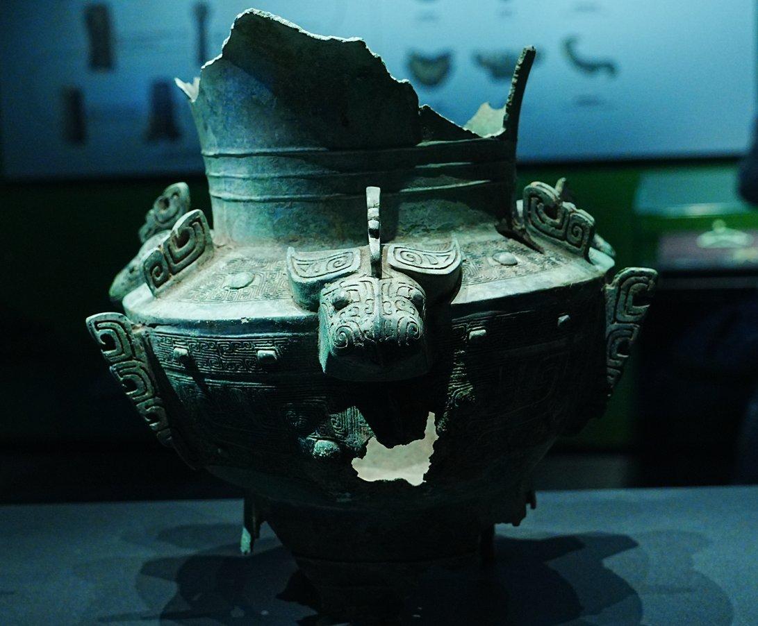 我并不是第一次说三星堆乃至中国早期青铜器上有圣书体象形文字。 但三星堆青铜罍上的