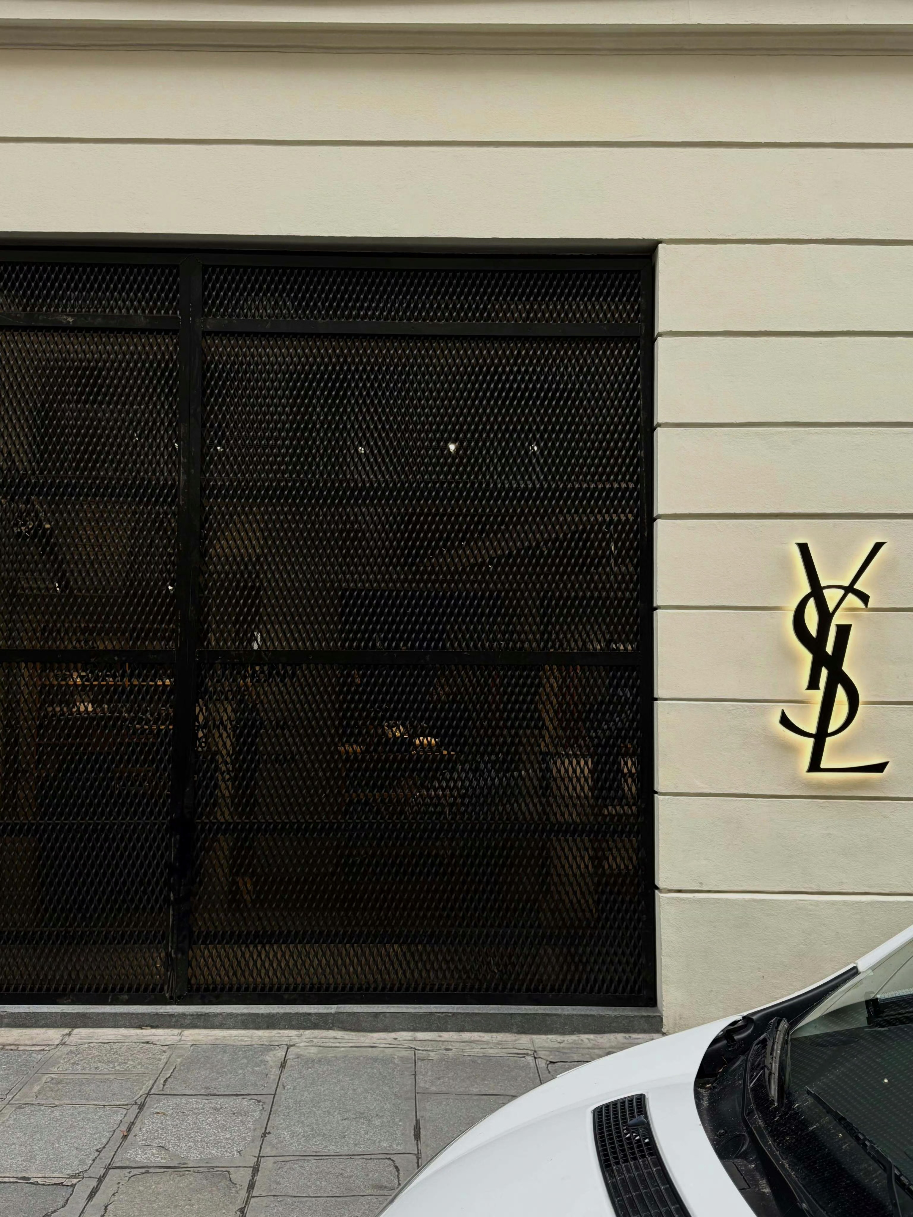 “时尚不会让世界变的更好”巴黎的奢侈品店为了防止被洗劫，全部进入了戒备状态 ​​