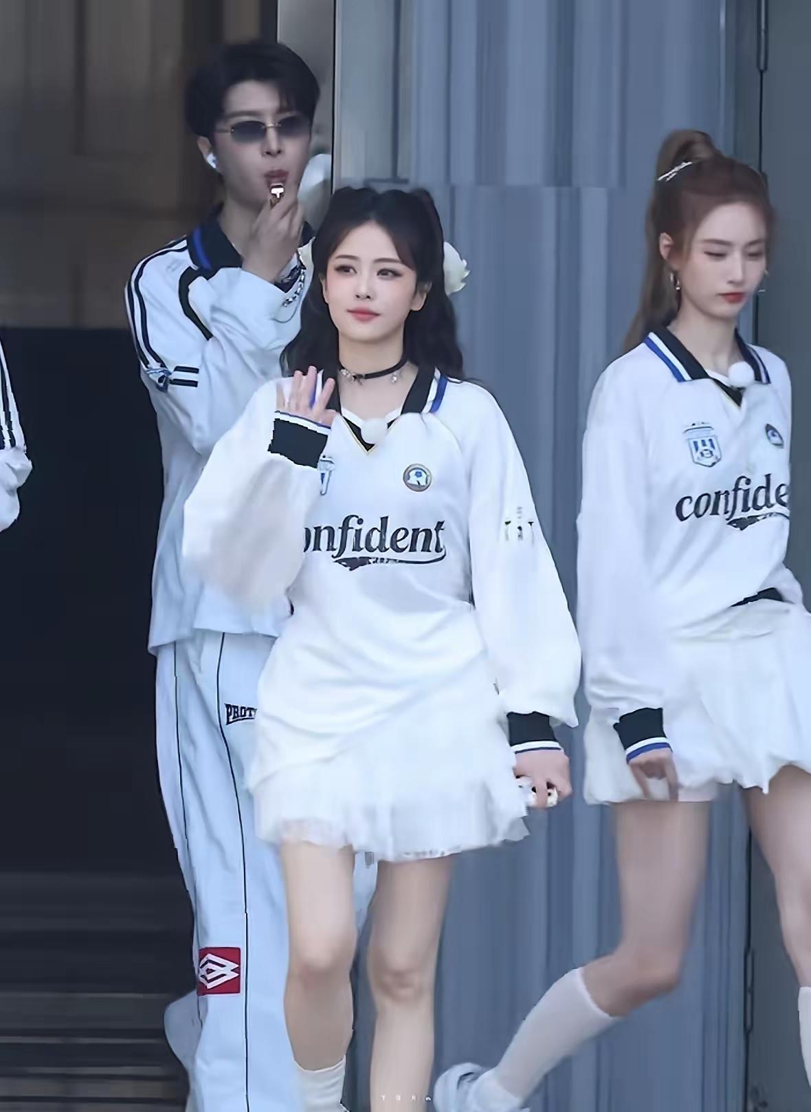 白鹿×徐艺洋同框 两种甜妹太好嗑
 
奔跑吧路透来袭！白鹿元气灵动笑眼弯弯，徐艺