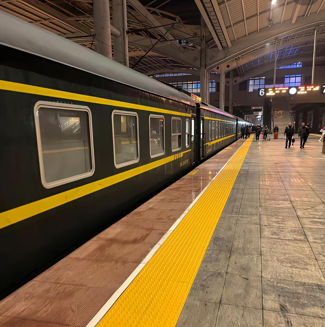 国家发改委一句话炸热搜：绿皮火车回归，普通人回家钱比时间贵！
​发改委一句“坚持