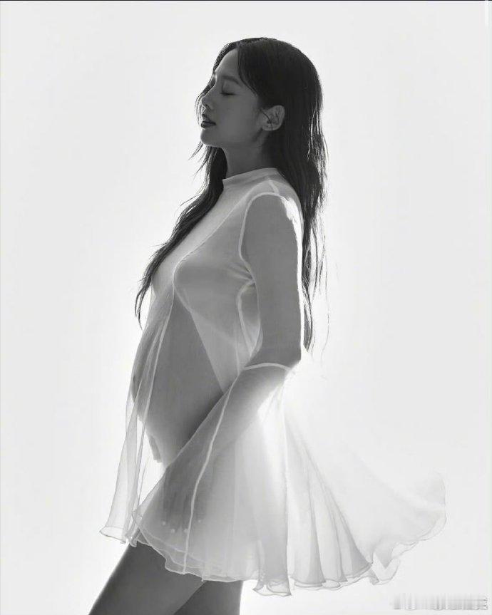 鬼鬼吴映洁产女 听说鬼鬼当妈了？真是让人又惊又喜啊！虽然之前没听到她结婚的消息，