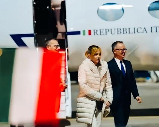 梅洛尼感觉冻的脖子都缩起来了！
梅洛尼这羽绒服保暖效果是不是非常一般啊！
看起来