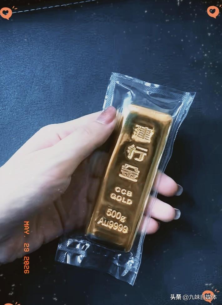昨天买黄金的人，
今天估计脸都要笑烂了吧，
昨天金价950一克，今天开盘直接飙升