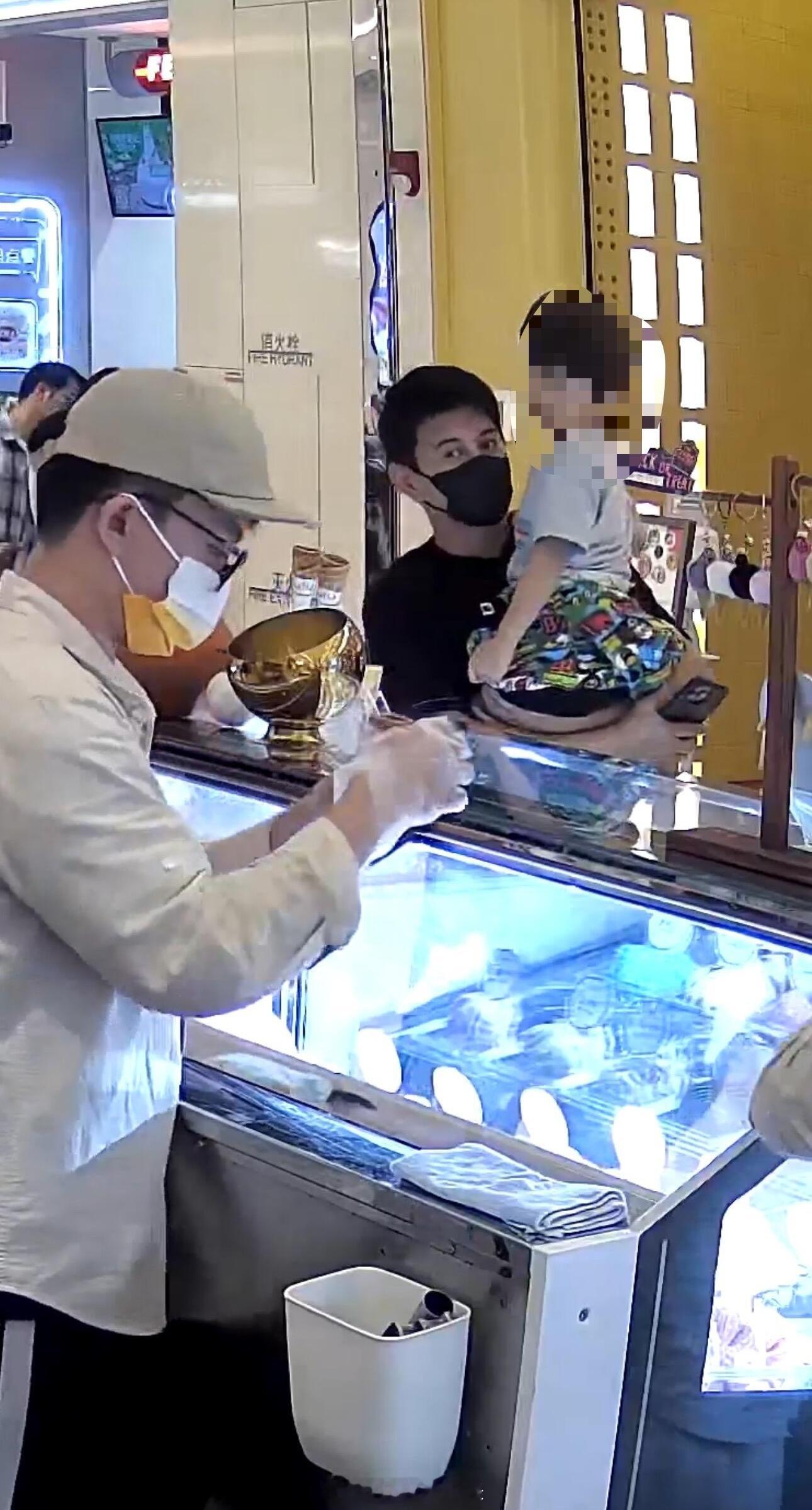 #吴奇隆带儿子买冰淇淋##偶遇吴奇隆带儿子买冰淇淋#哇！好暖心的四爷 ​​​