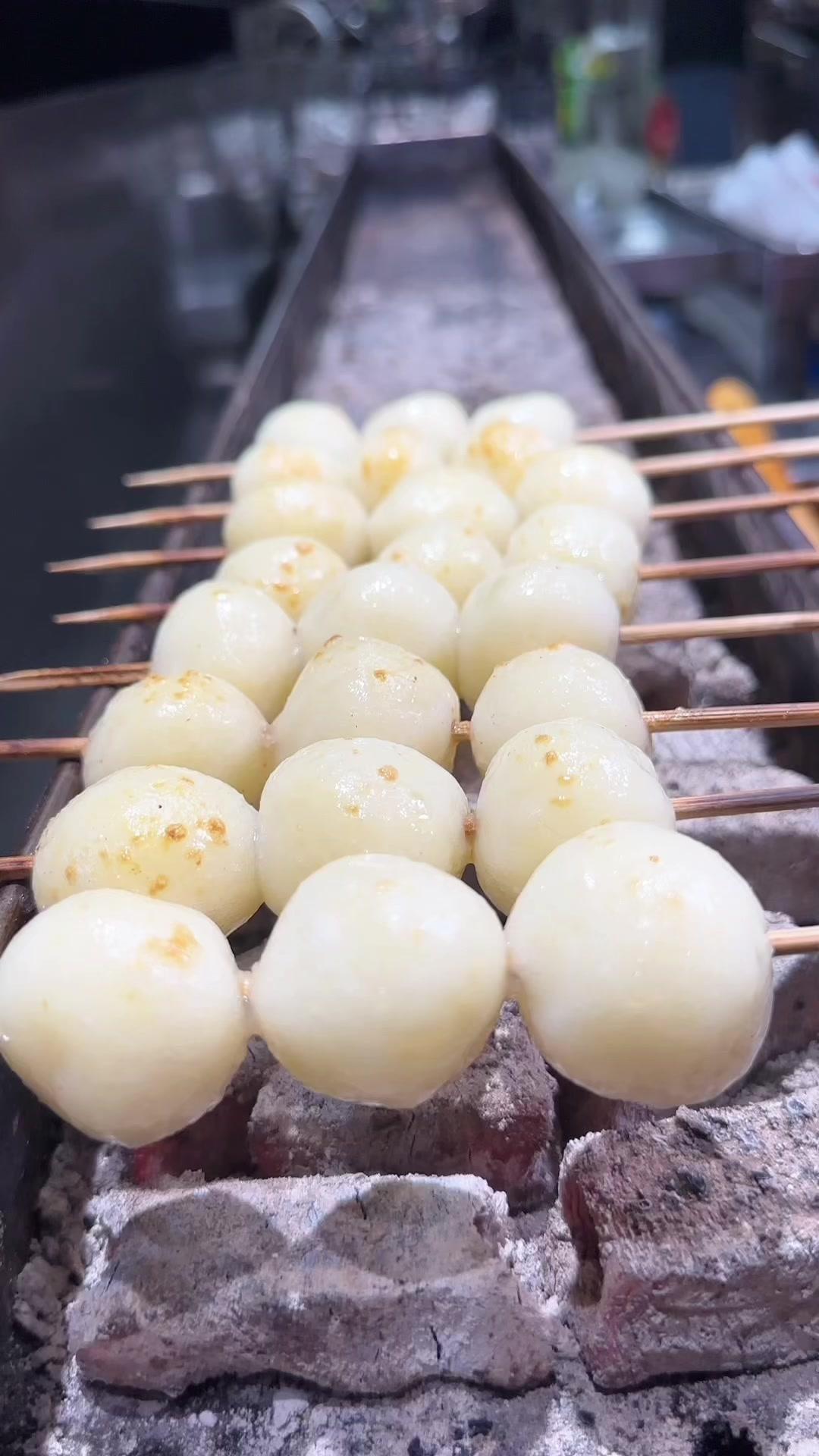 🍖烤土豆🍖，绝对算是爆款菜品！💥做法：
1️⃣提前处理好的土豆，用竹签子把