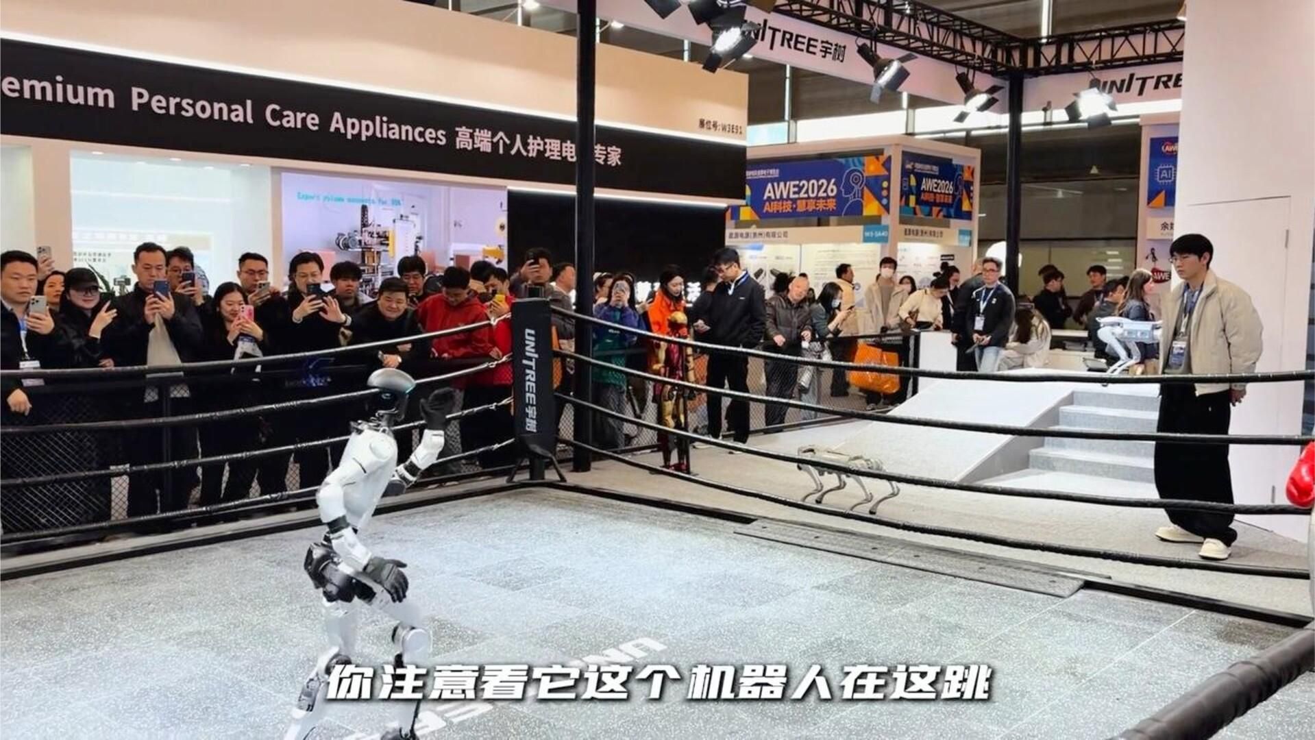 宇树科技WAE展上手背着操作遥控器，其实可以大大方方拿出来用的
