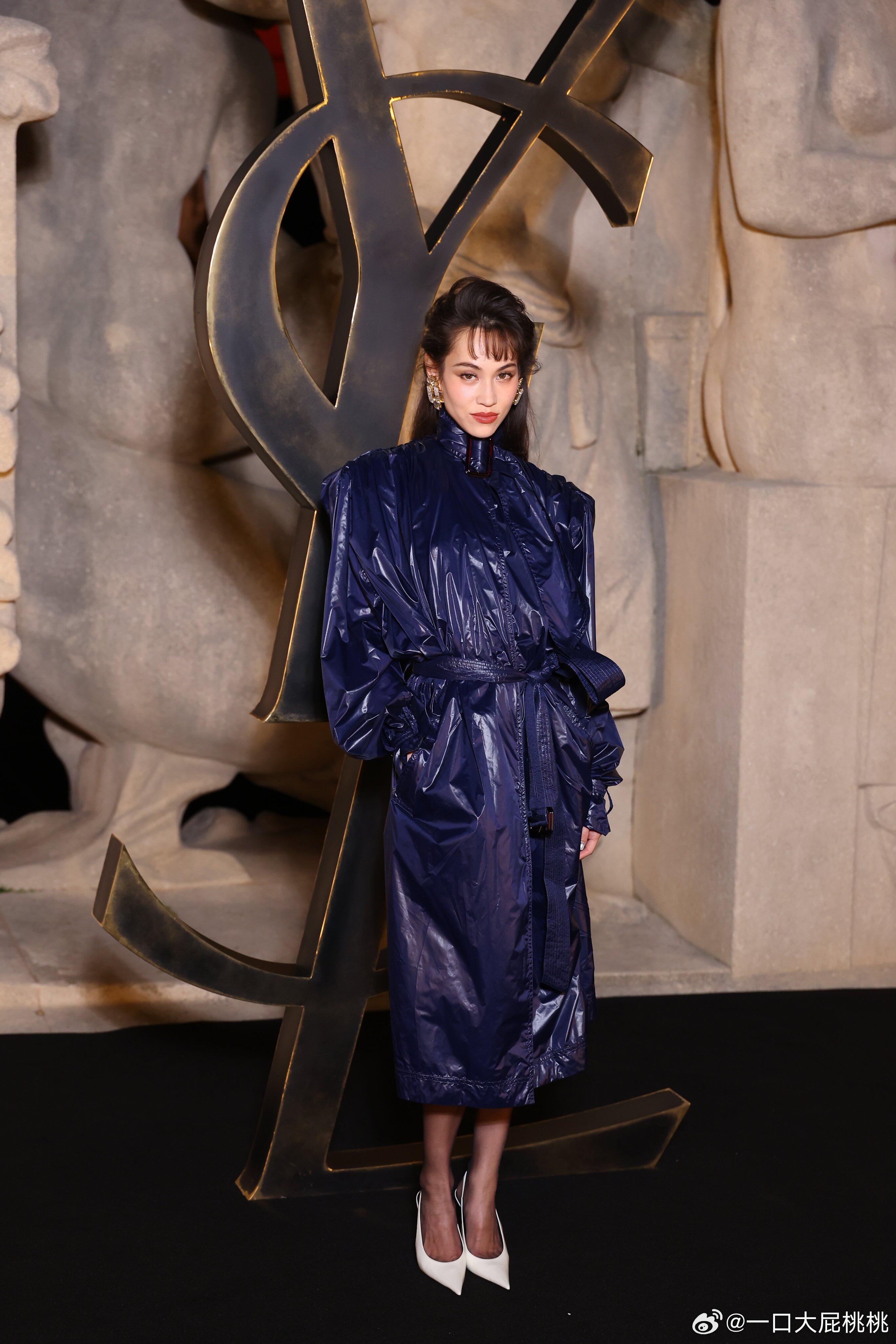 水原希子ysl秀场这个发型好像90年代霓虹女星的感觉，挺有意思。时装周巴黎时装周