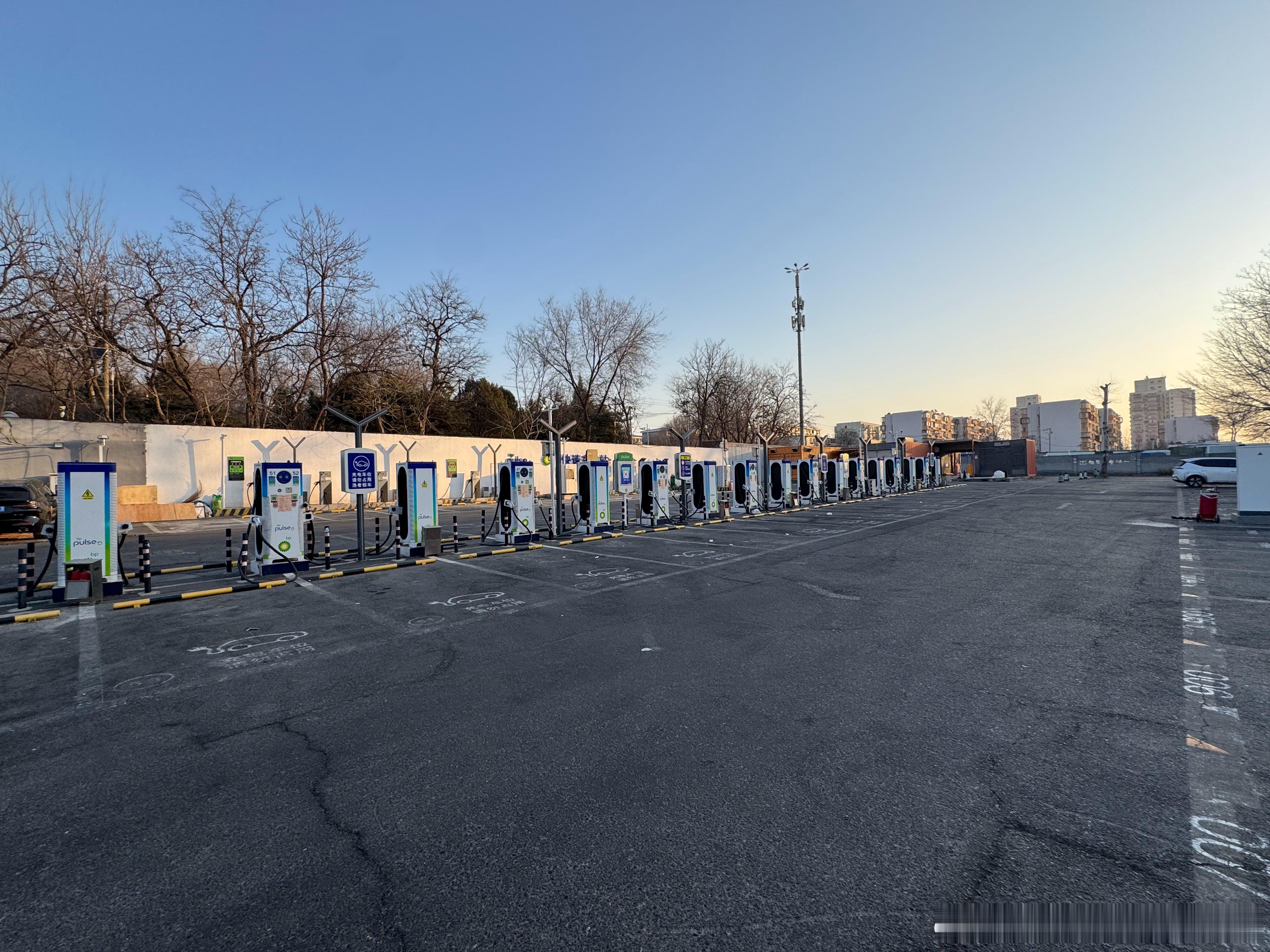 平时满满当当，看来都过年去了只剩一辆燃油车守场子...大v聊车万物皆可验 北京·