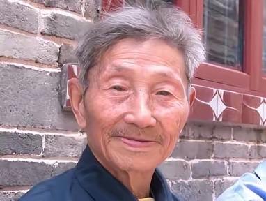 1979年，一位老人为了证明自己是老红军，不顾危险在北京拦下一辆军官的车，眼看大