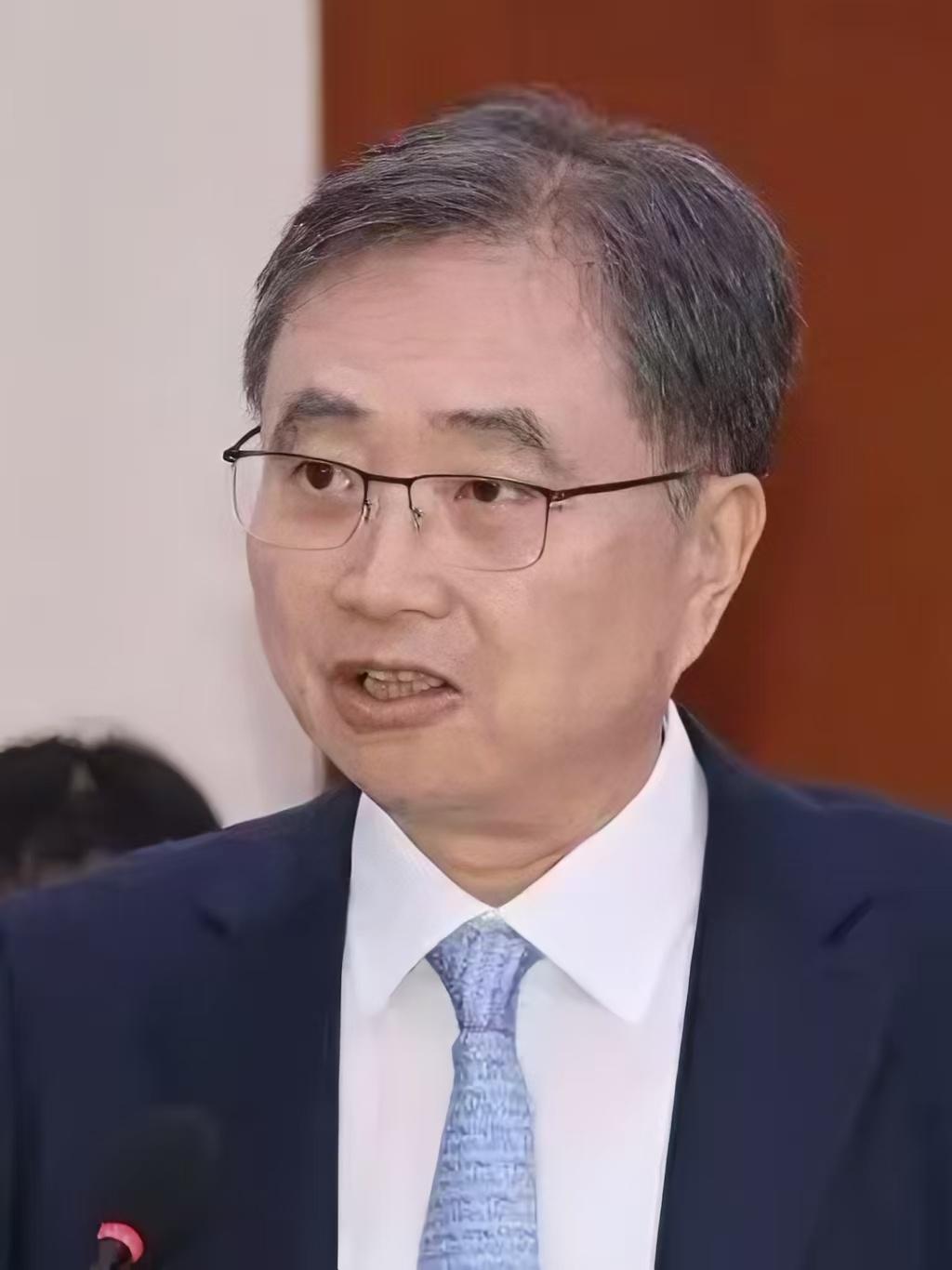 就在刚刚
韩国外交部长官赵显动身了

9月17日，韩国外交部长官赵显临上飞机前在