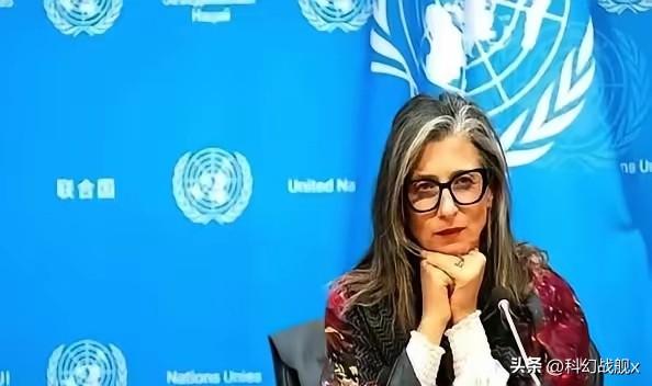 联合国里，终于来了个狠人。

一个叫阿尔巴内塞的女人，在联合国会议上，直接把一份