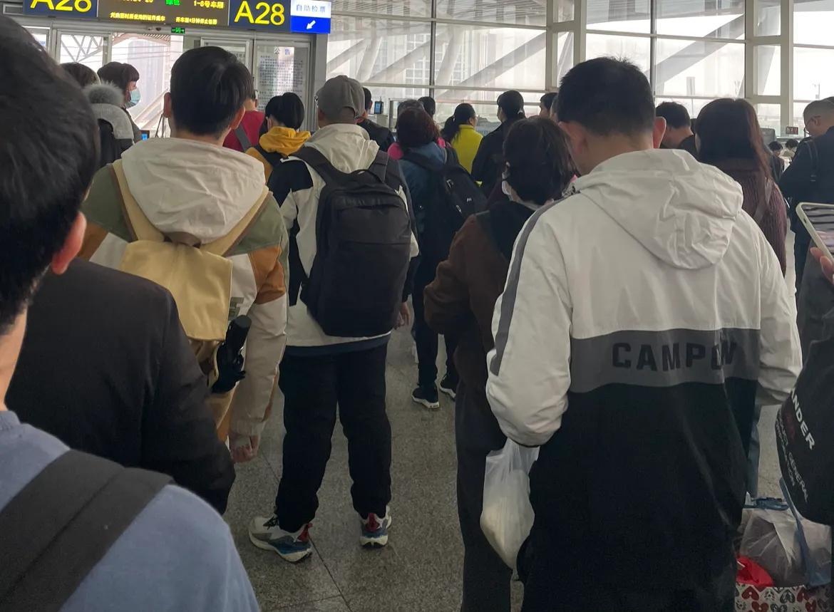 广州南，人非常多啊！
7点钟已经人满为患了…
专家表示，经济已经大幅度恢复了～
