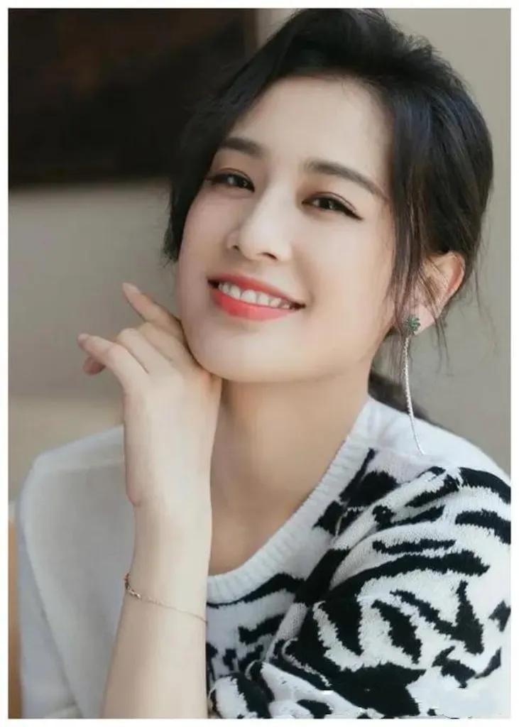 少女黄圣依的手心沁着汗，笔尖在志愿表上悬停良久。怀揣着对表演炽热的渴望，她瞒着一