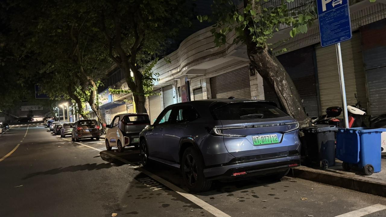 梧州，通常伴随龟苓膏出现
这趟来梧州
我觉得它更像一座被时光冻结的城市
本地人都