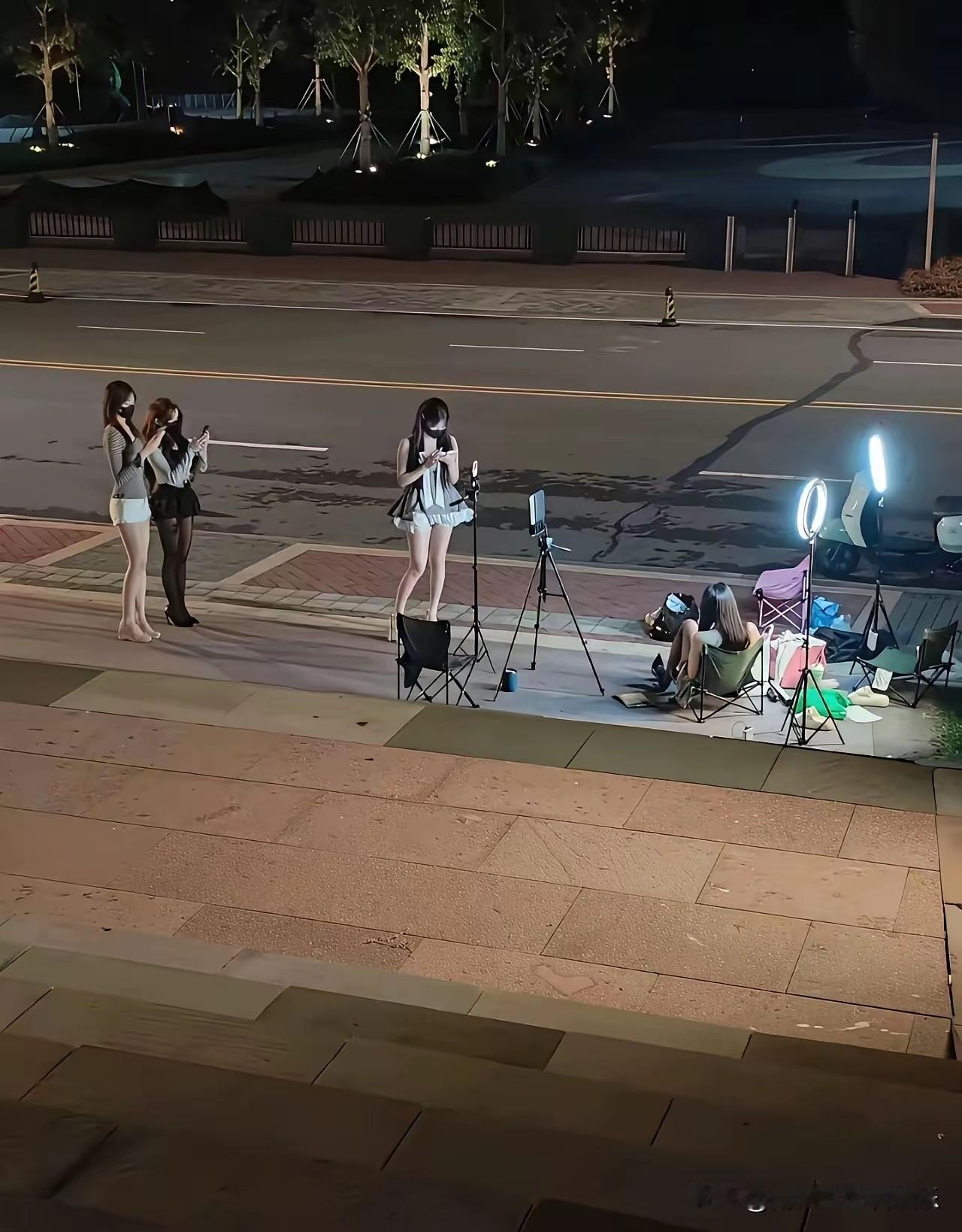 她们一晚上的直播收入，估计比普通人一个月工资还高吧？