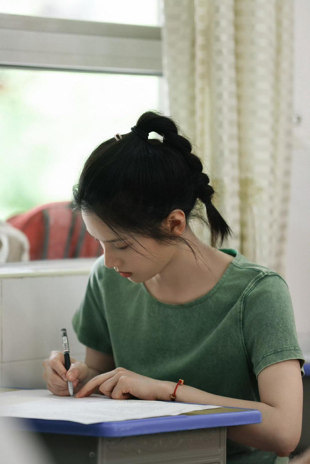 张婧仪祝苗靖毕业快乐野狗骨头 张婧仪为苗靖准备的毕业祝福太用心，晒出的图里盘子上