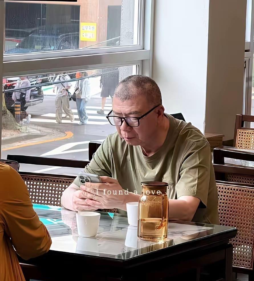冯小刚新片票房赔了，人直接飞济州岛躲清静去了，顺手还穿了件一万多的顶级羊绒衫。