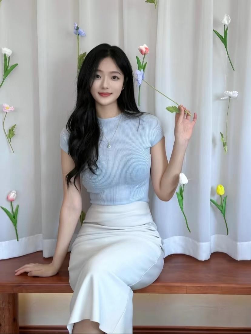 如花般美好的你
你的美，恰似春日繁花。
一袭浅蓝上衣搭配纯白长裙，简约又不失优雅