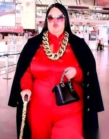 全网都在模仿胖了的李湘。
真的，一刷手机，十个里有八个。戴着墨镜，穿着貂，扭着个