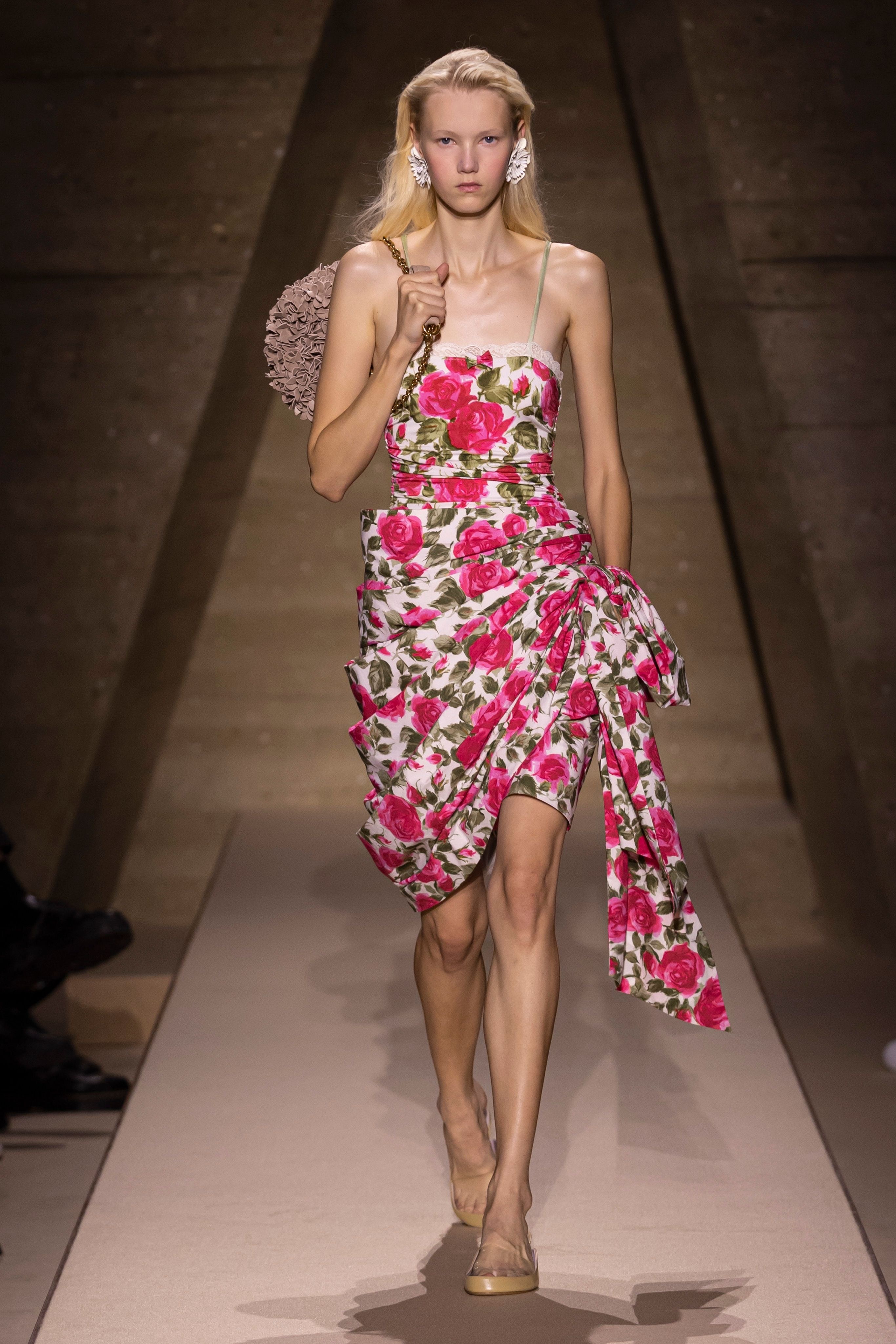 这条来自 Chloé 的吊带裙选得也很妙哦 ，玫瑰与珍珠 ，复古明艳而又清透慵懒