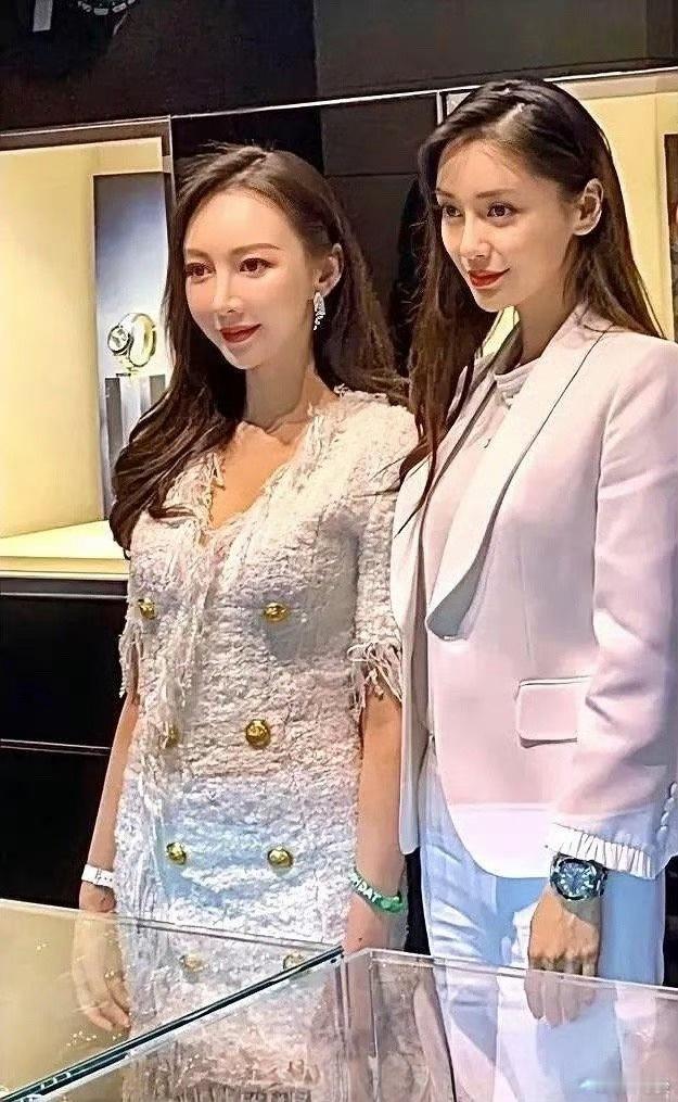 叶珂和Baby的那张世纪大合照终于曝光了，黄晓明真是让人摸不着头脑啊！ 