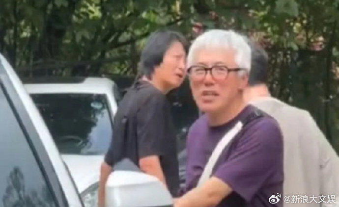 张宇方回应白发经纪人谈张宇近况 据台媒，近日张宇被网友偶遇，他一头白发、身形清瘦